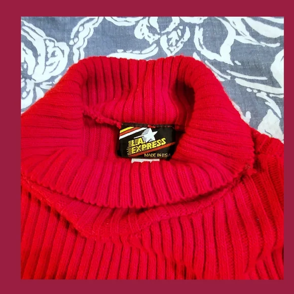 Red Sleeveless Turtleneck Sweater - Picture 4 of 5